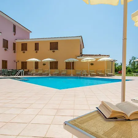 Comfy Flat With Terrace And Pool דירה *