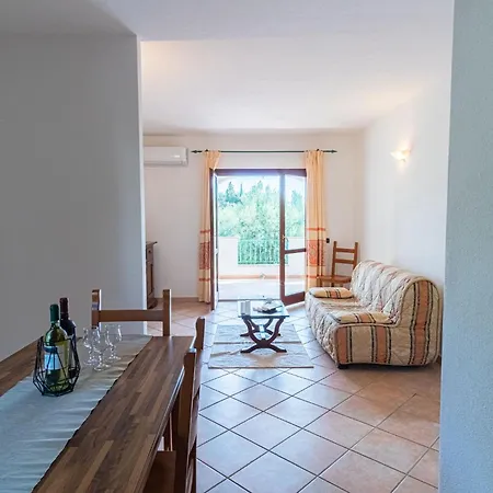 Comfy Flat With Terrace And Pool Διαμέρισμα *